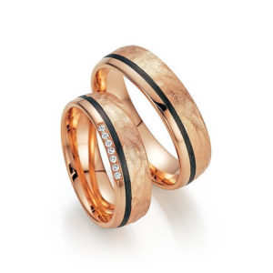 Rosegoldener Ring mit schwarzem Streifen