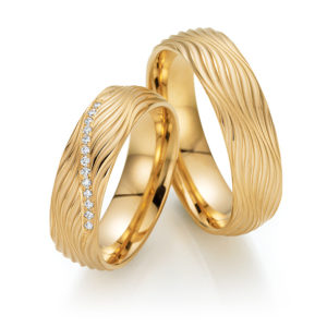 Goldene Eheringe mit Wellenmuster