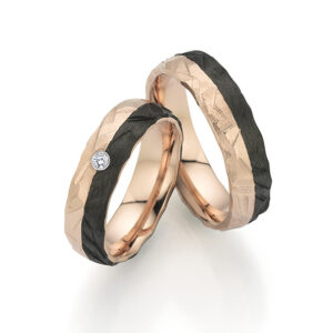 Zwei Apricotgold-Eheringe mit Diamant und schwarzer Einlegearbeit