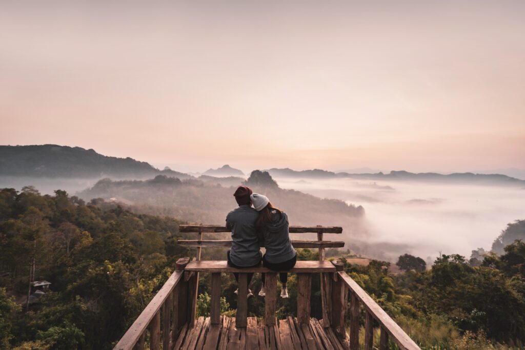 Creative wedding proposals - On a hike