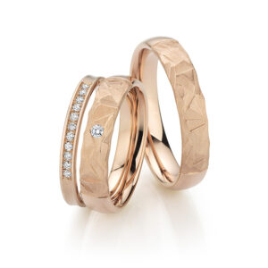 Zwei Apricotgold-Eheringe mit Diamanten