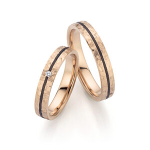 Zwei Apricotgold-Eheringe mit Diamant und schwarzer Einlage