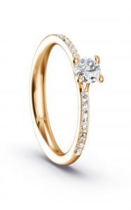 Ehering aus Weißgold mit centralem Brillantschliff und Seitensteinen