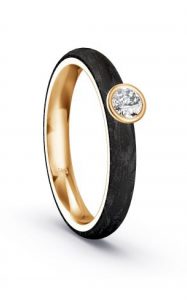 Ehering aus Weißgold mit schwarzer Oberfläche und einem kleinen Diamanten