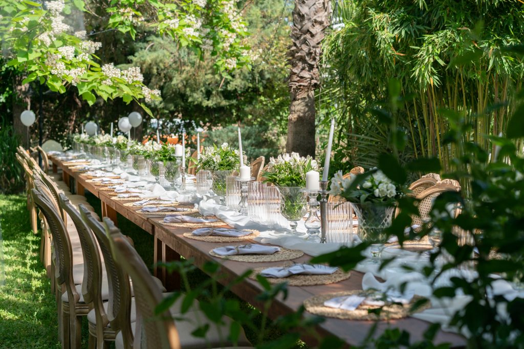 Gedeckter Hochzeitstisch im Garten