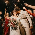 Emotionaler Hochzeitsmoment nach der Ringübergabe: Brautpaar küsst sich mit Wunderkerzen