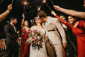 Emotionaler Hochzeitsmoment nach der Ringübergabe: Brautpaar küsst sich mit Wunderkerzen