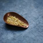 Goldnuggets in einer Schale