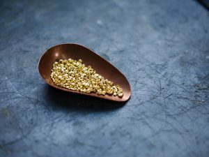 Goldnuggets in einer Schale