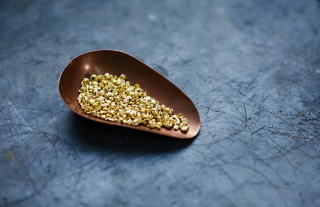 Goldnuggets in einer Schale