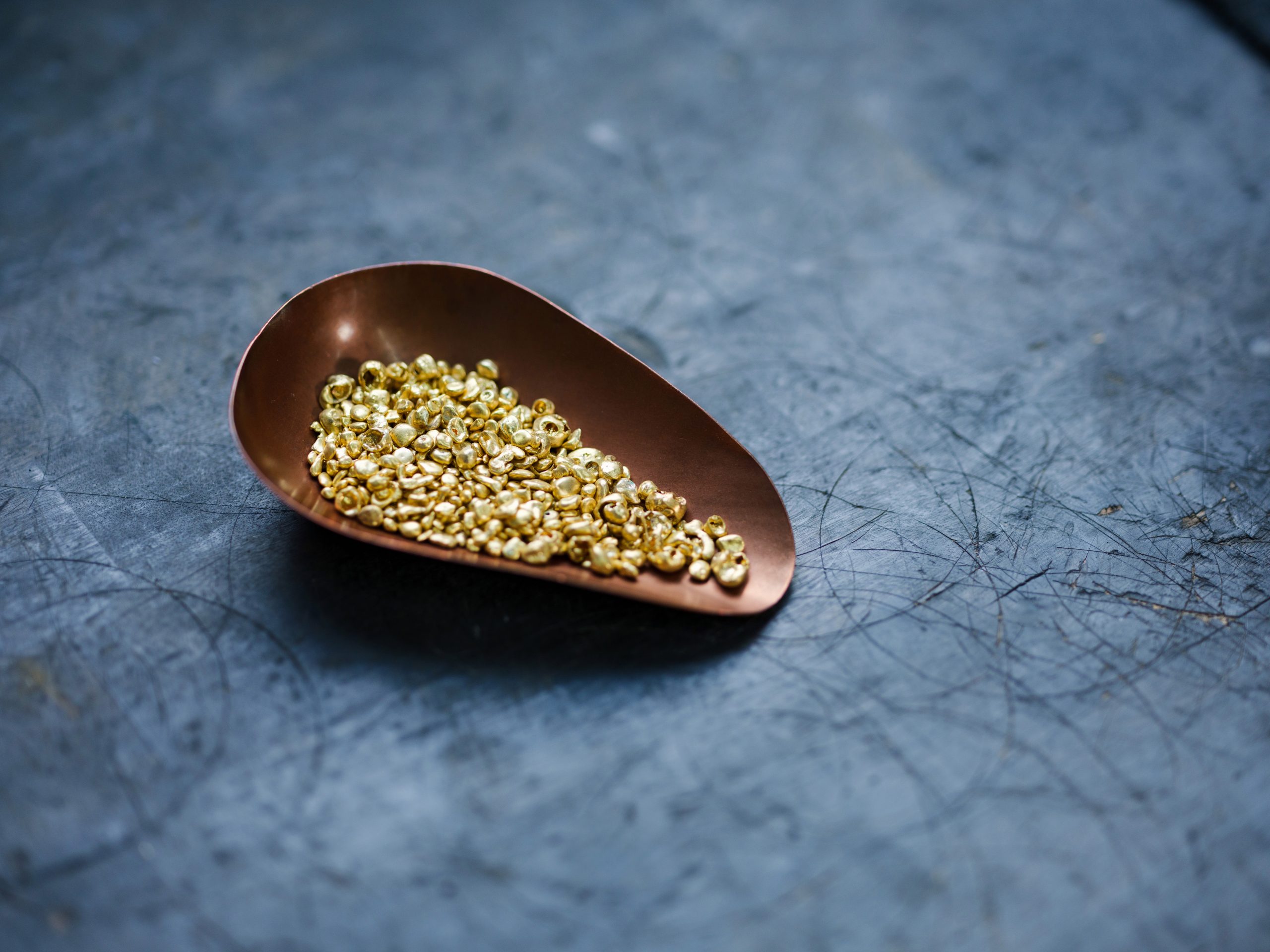 Goldnuggets in einer Schale