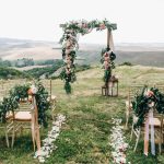 Hochzeit unter freiem Himmel mit grüner Blumendeko
