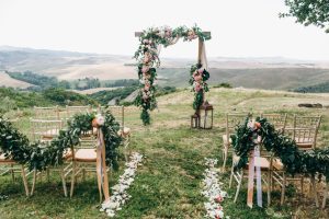 Hochzeit unter freiem Himmel mit grüner Blumendeko