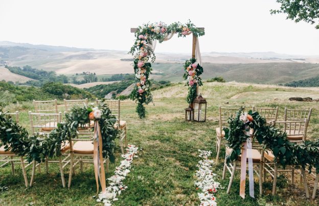 Hochzeit unter freiem Himmel mit grüner Blumendeko
