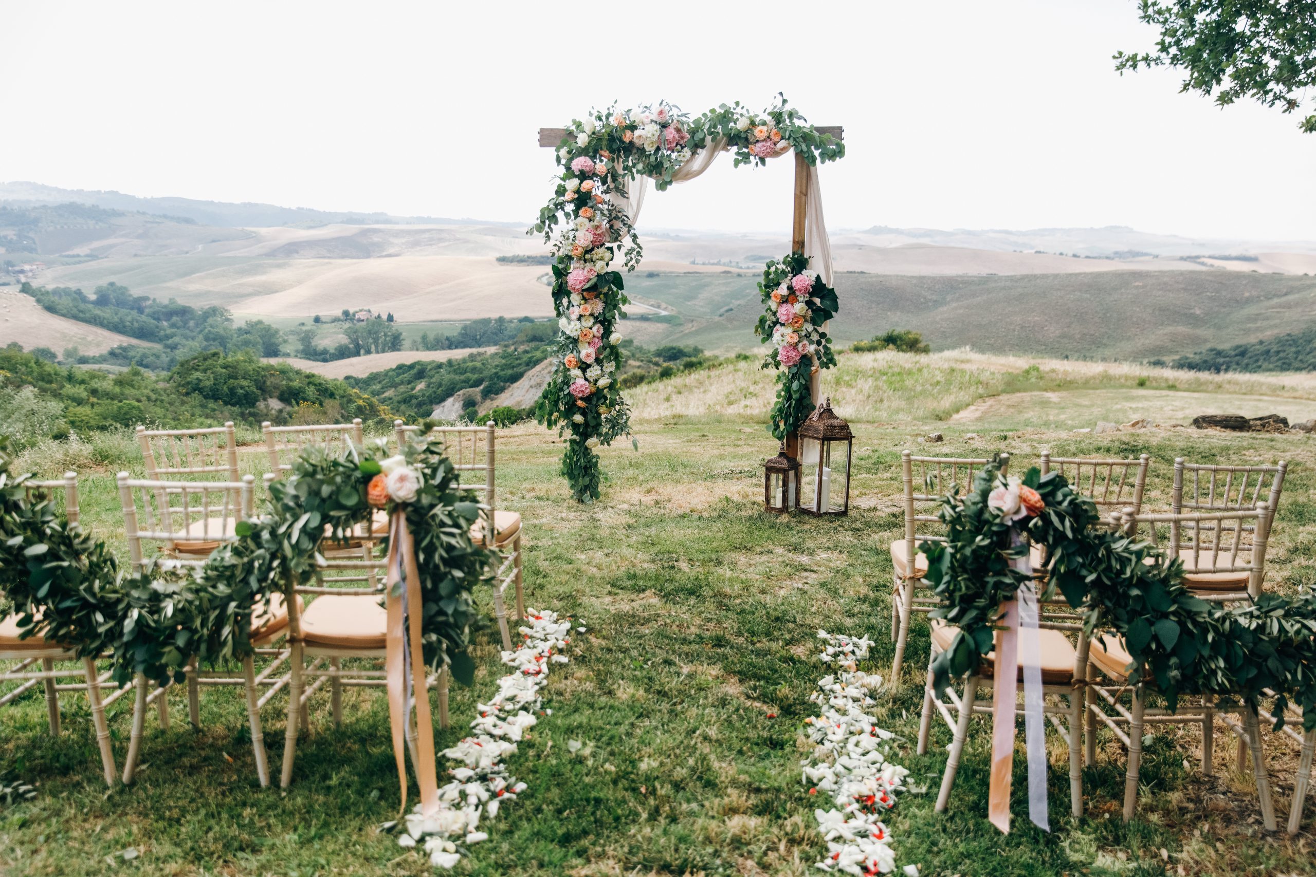 Hochzeit unter freiem Himmel mit grüner Blumendeko