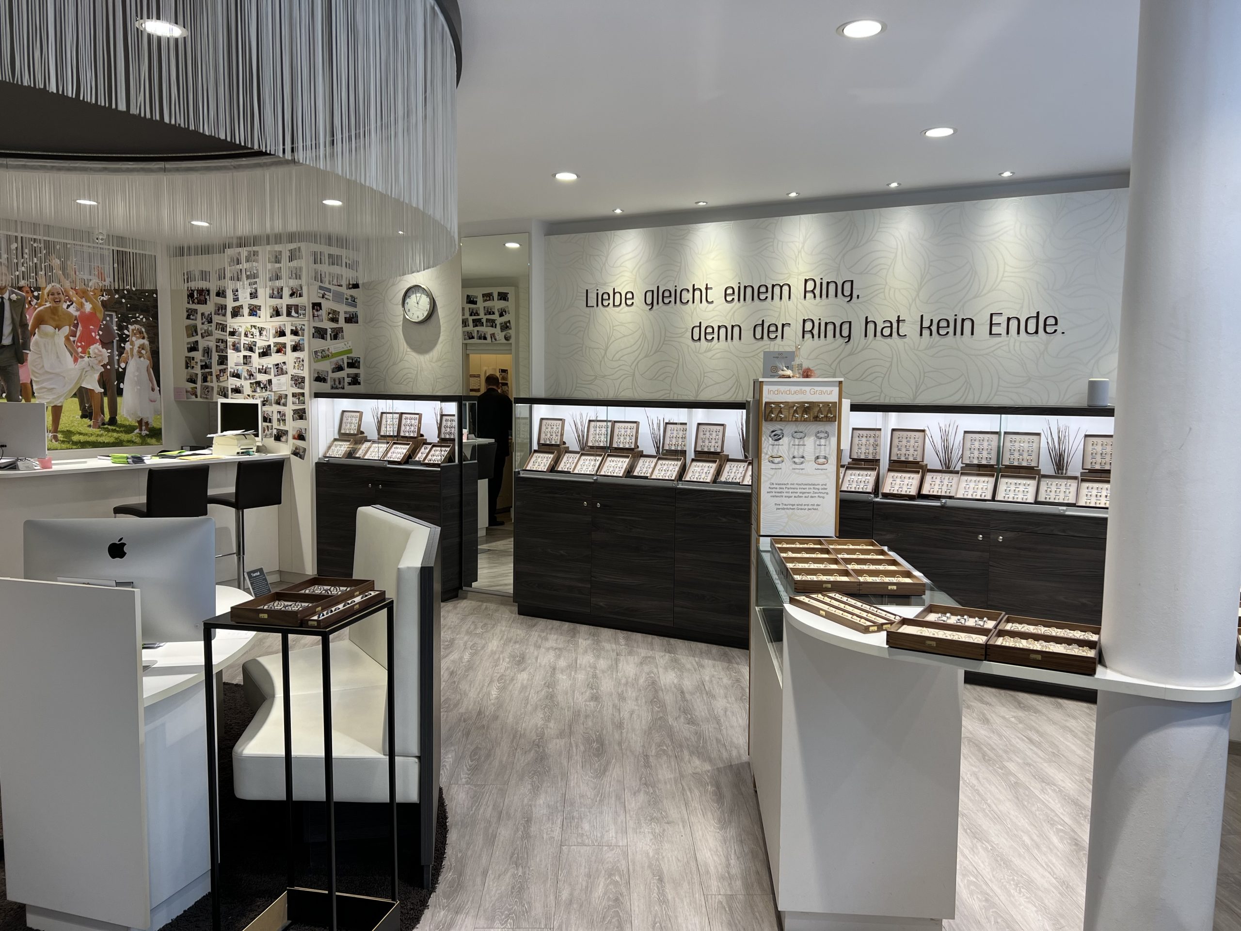 Juweliere mit Ausstellungsstücken und Schmuckvitrinen