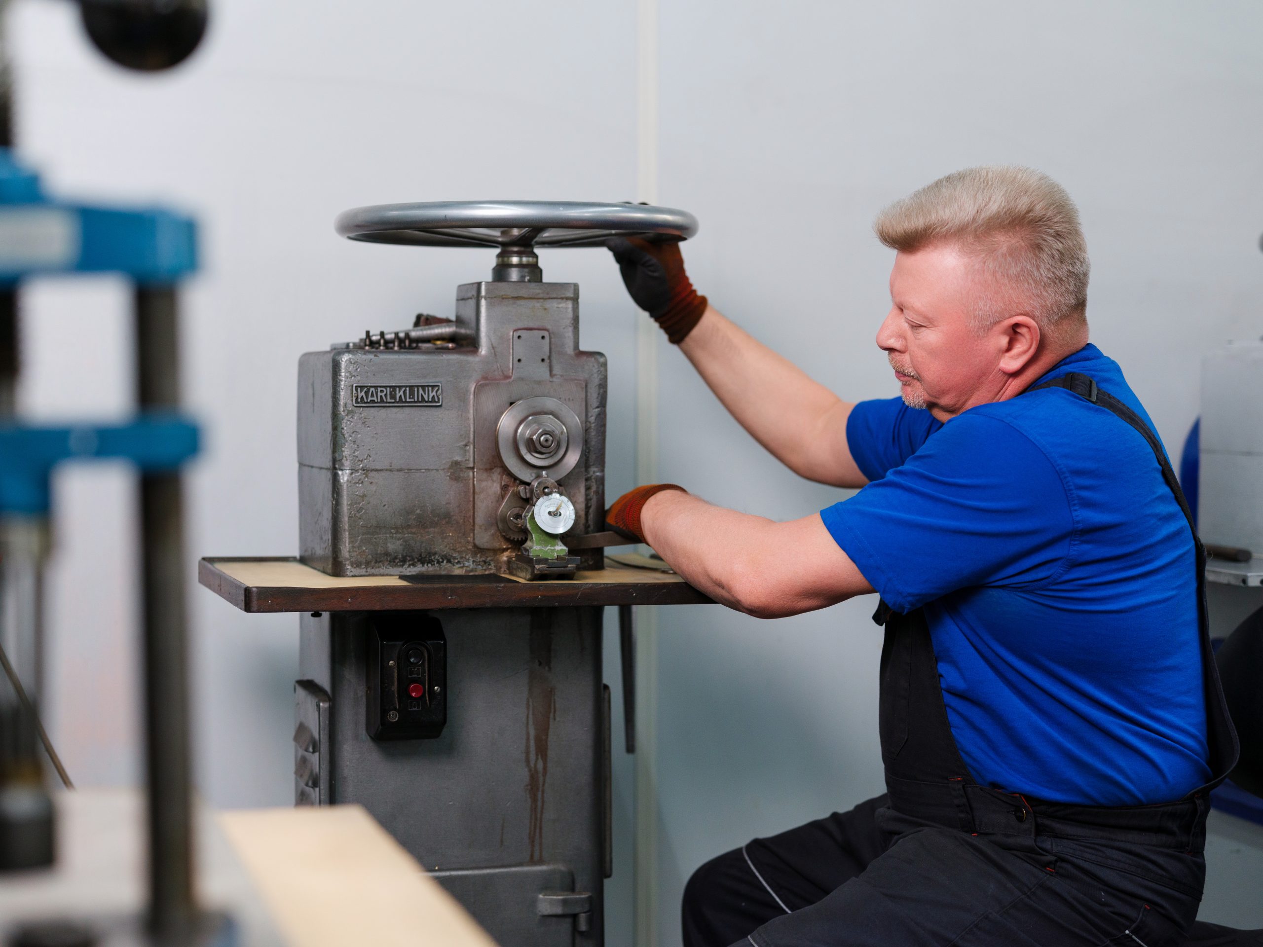 Goldschmied fertigt Ring an Maschine