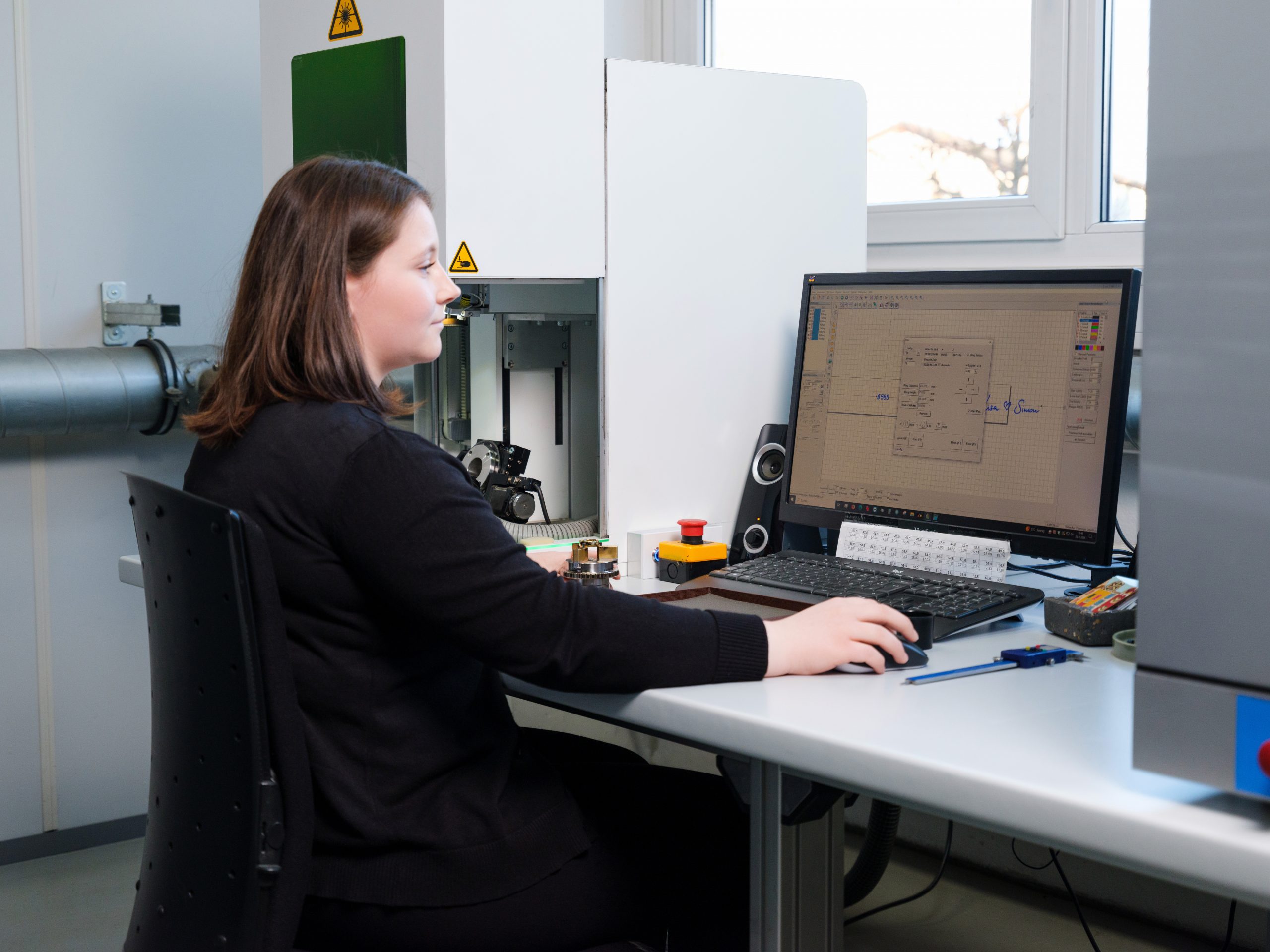 Frau arbeitet an CAD-Arbeitsplatz