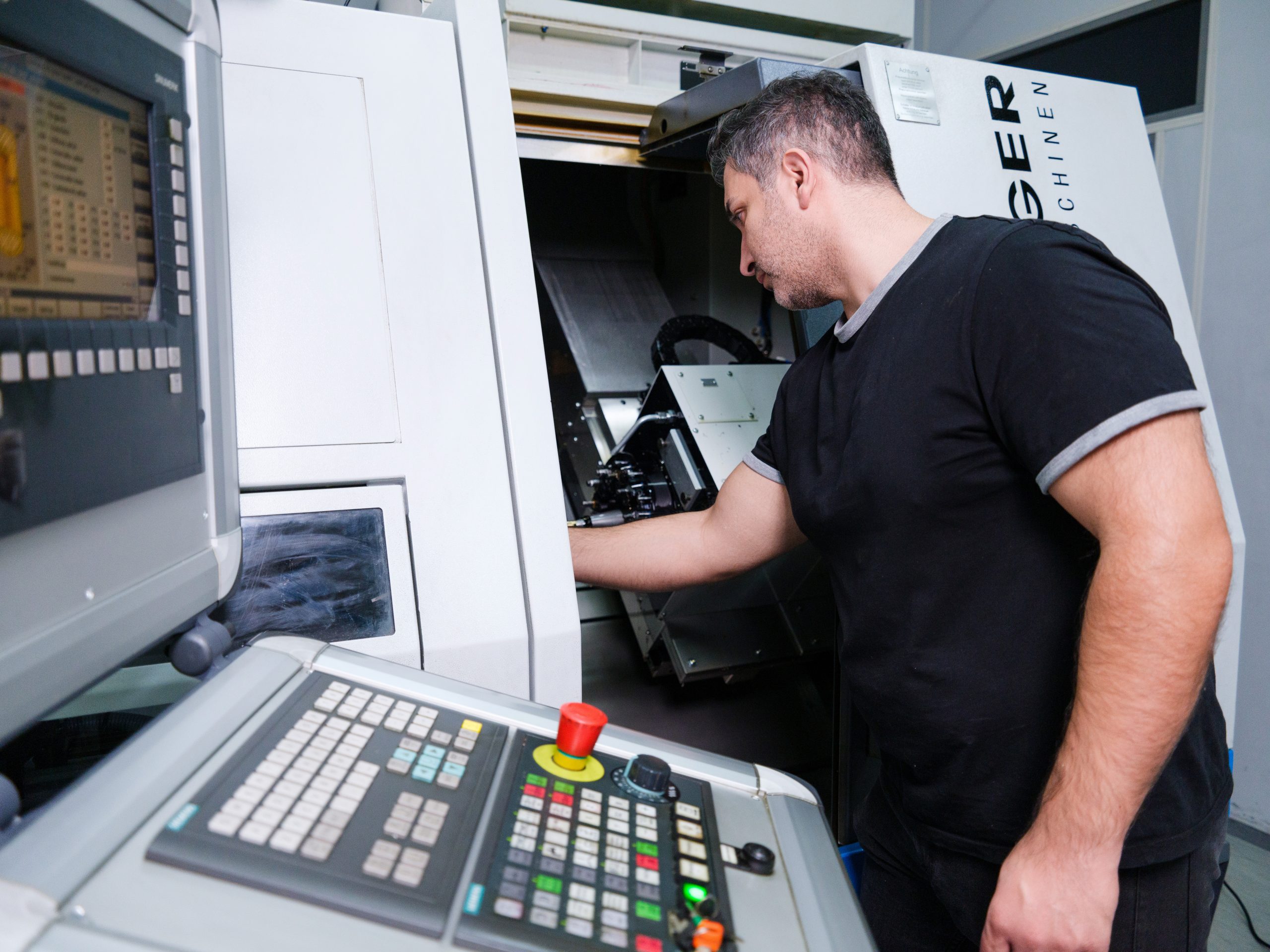 Mitarbeiter bedient CNC-Maschine in der Fischer-Manufaktur