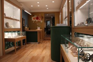 Juweliere mit Auslage individueller Eheringe und Schmuckstücke