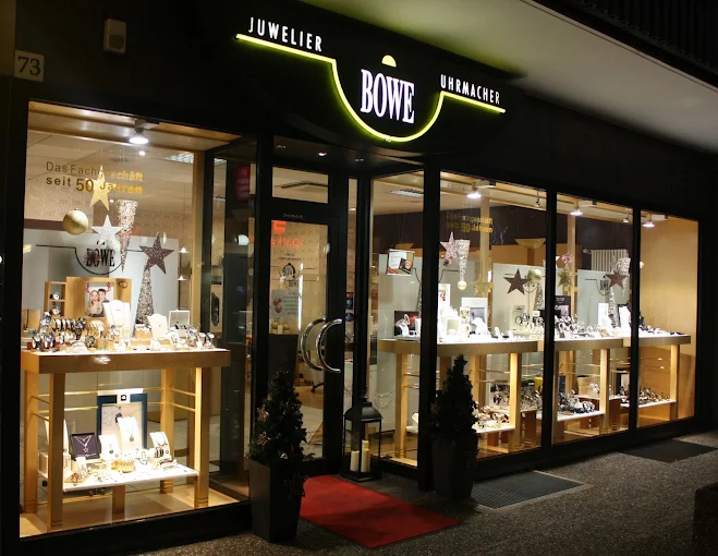 Juwelier Bowe Schaufenster mit Schmuck und Uhren