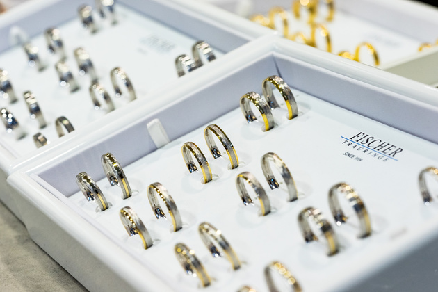 Fischer Trauringe Auslage mit Weißgold- und Apricotgoldringen