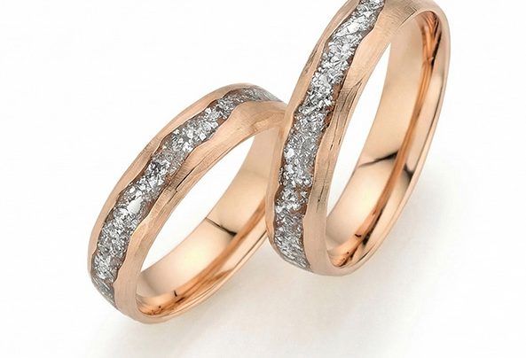 Paar Eheringe aus Apricotgold mit facettierten Diamanten in filigraner Laserschrift-Optik, Made in Germany