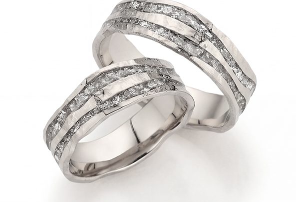 Eheringe aus Weißgold mit facettierten Diamanten in geometrischem Banddesign, Made in Germany