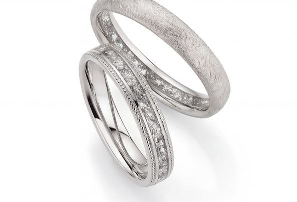 Eheringe aus Weißgold mit feiner Gravur und kleinen Brillanten, individuell gefertigt von Fischer Trauringe