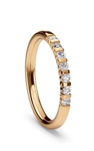 Feiner Ehering aus Gelbgold mit seitlicher Reihe aus kleinen Brillanten, Made in Germany von Fischer Trauringe