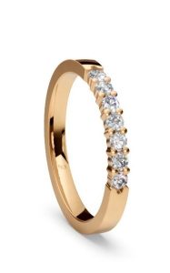 Ehering aus Rotgold mit seitlichem Diamantensaum, individuell gefertigt von Fischer Trauringe