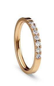 Feiner Verlobungsring aus Gelbgold mit seitlich eingearbeiteten Diamanten, Made in Germany von Fischer Trauringe