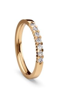 Feiner Verlobungsring aus Gelbgold mit seitlich eingearbeiteten Rundbrillanten, Made in Germany
