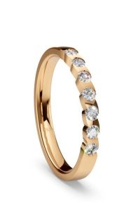 Feiner Verlobungsring aus Gelbgold mit sechs kleinen Brillanten in Pavé-Setzung, Made in Germany
