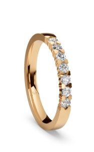 Feiner Verlobungsring aus Gelbgold mit seitlich eingearbeiteten Brillanten in Pavé-Setzung, Made in Germany