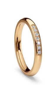 Feiner Ehering aus Gelbgold mit seitlichem Saphir-Band aus kleinen Brillanten, Made in Germany