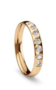 Feiner Verlobungsring aus Gelbgold mit sechs facettierten Diamanten in Seitenreihe, handgefertigt von Fischer Trauringe