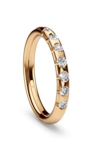 Feiner Ehering aus Gelbgold mit sechs kleinen Diamanten in Pavé-Setzung, individuell gefertigt von Fischer Trauringe