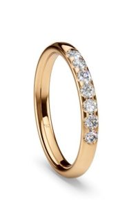 Feiner Verlobungsring aus Gelbgold mit seitlich eingearbeiteten Brillanten, schlankes Design