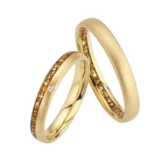 Eheringe aus Gelbgold mit Diamant und texturierter Oberfläche, individuell gefertigt von Fischer Trauringe