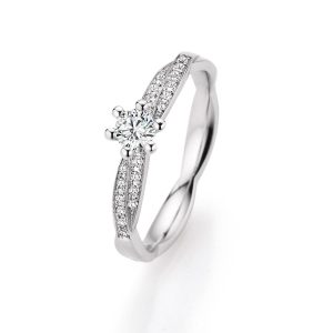 White gold wedding ring with a central brilliant-cut diamond and diamond stripes on the sides, individually crafted by Fischer Trauringe