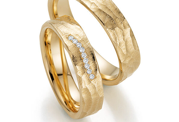 Hammered Matt Ring Surface on a Pair of Wedding Rings by Fischer Trauringe, Model Sonnenlicht