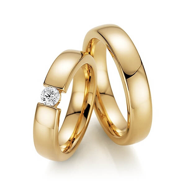 Highly Polished Ring Surface on a Pair of Wedding Rings by Fischer Trauringe, Model Bereicherung